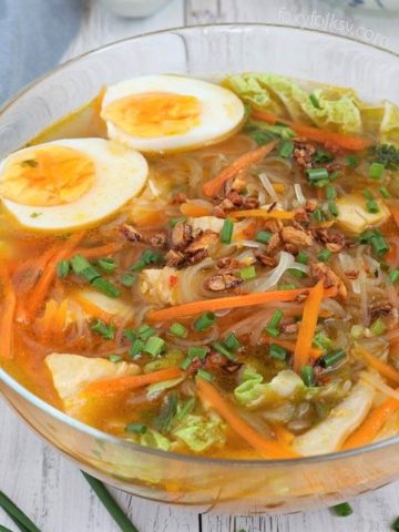Try this Chicken Sotanghon Soup. A tasty and immune-boosting Filipino chicken soup with slippy cellophane noodles. | www.foxyfolksy.com