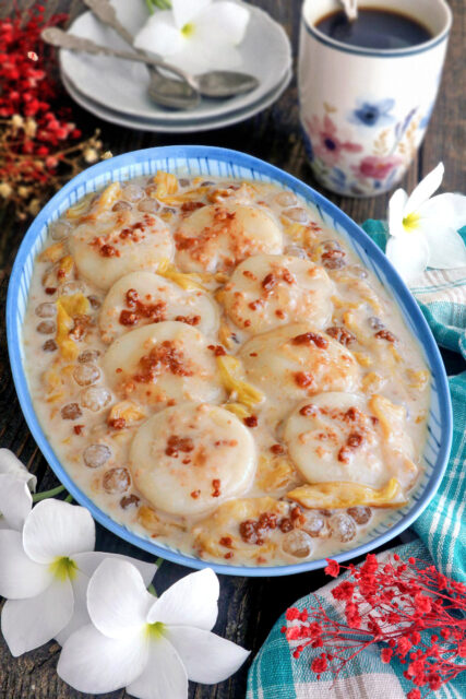Soft and chewy palitaw (small, flat steamed sticky rice cakes) in a creamy sweet coconut sauce with langka (jackfruit), sago, and latik(coconut curds).