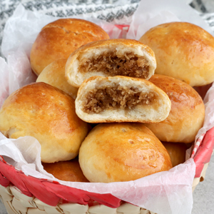 Pan de Coco- small buns filled with sweetened grated coconut.