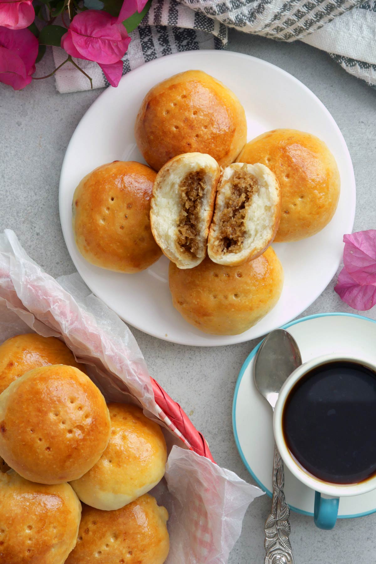 Grated coconut-filled buns served as snack with coffee. 