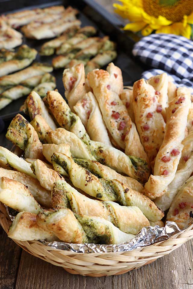 Puff Pastry Sticks with Pesto or Bacon and Cheese
